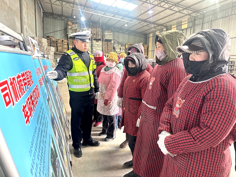 白水公安交警走进辖区嘉信果业、盛峰缘果业公司开展交通安全宣传活动。