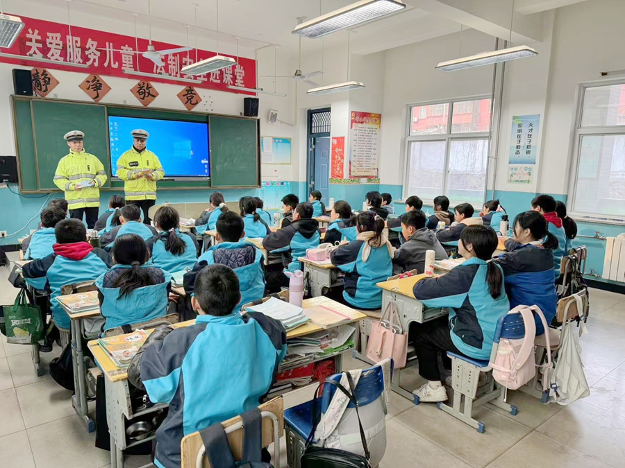 韩城公安交警走进学校开展冬季交通安全宣传活动。 韩城公安交警走进学校开展冬季交通安全宣传活动。