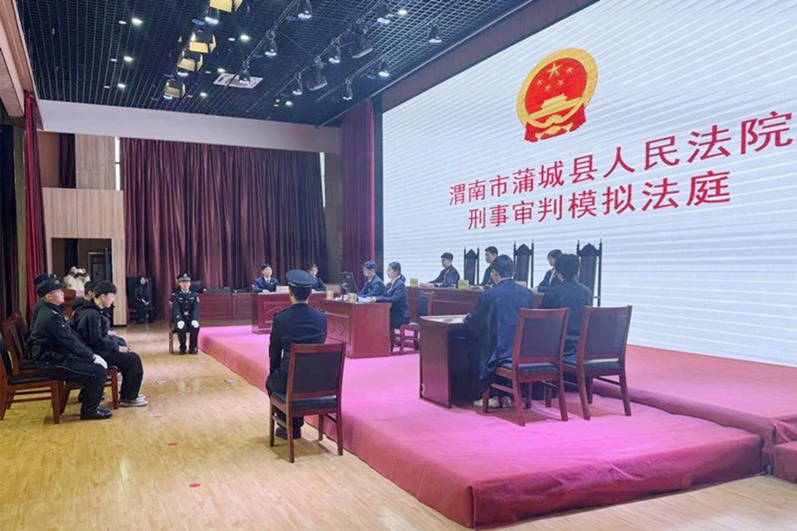 蒲城法院在第三初级中学开展沉浸式法治教育模拟法庭活动。 蒲城法院在第三初级中学开展沉浸式法治教育模拟法庭活动。