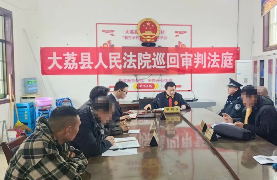 大荔法院朝邑法庭通过巡回法庭的方式开庭审理一起提供劳务者受害责任纠纷案件。 大荔法院朝邑法庭通过巡回法庭的方式开庭审理一起提供劳务者受害责任纠纷案件。