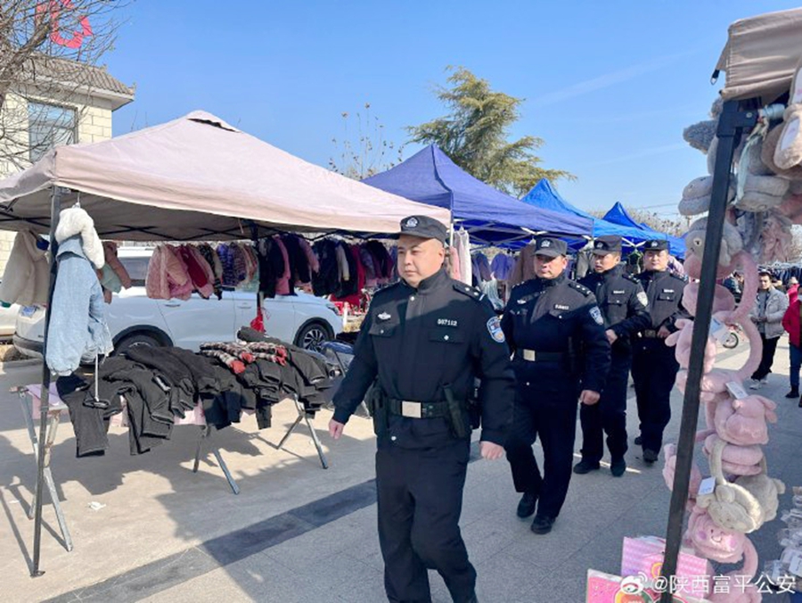 富平公安留古派出所组织民警在集会开展巡逻工作. 富平公安留古派出所组织民警在集会开展巡逻工作.