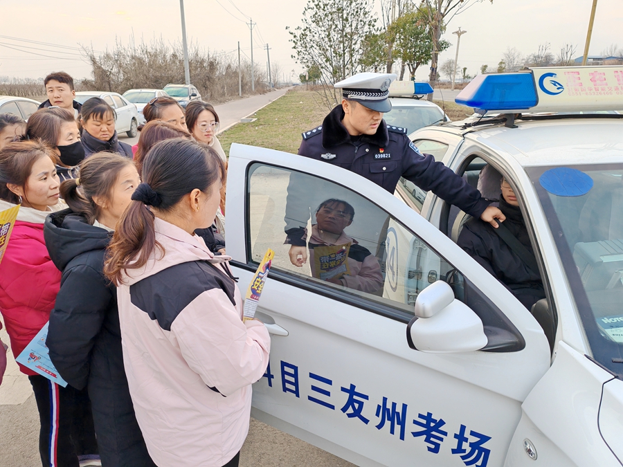 大荔交警深入辖区驾校开展交通安全宣传教育活动。 大荔交警深入辖区驾校开展交通安全宣传教育活动。