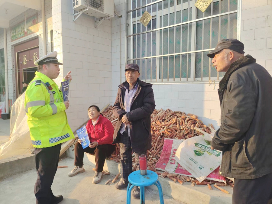 高交大队阎禹中队富平分队走进辖区沿线村庄开展冬季道路交通安全宣传活动。 高交大队阎禹中队富平分队走进辖区沿线村庄开展冬季道路交通安全宣传活动。