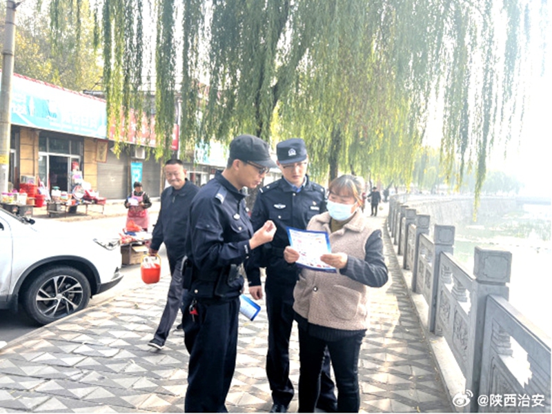 韩城公安桑树坪派出所组织警力深入辖区街道、商铺开展法治宣传教育活动。