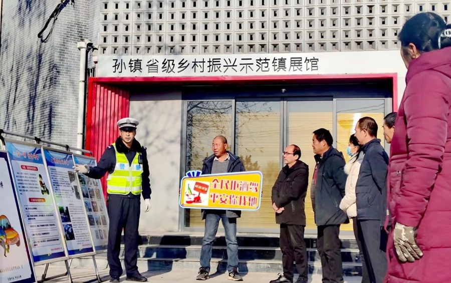 蒲城公安交警进“社区”开展冬季交通安全宣传活动。