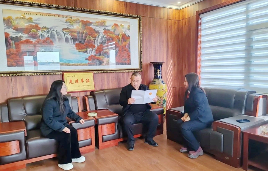 合阳法院城关法庭走进某物流有限公司开展走访调研。