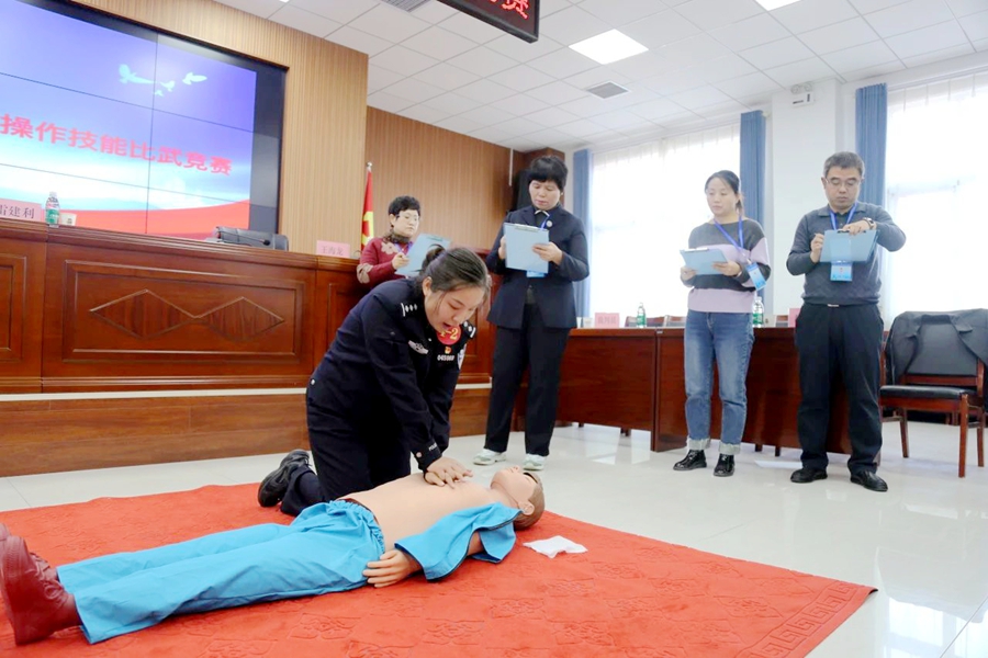 市公安局举办AED设备使用技能比武竞赛。