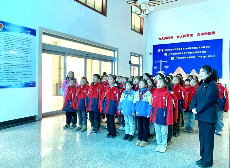 合阳县城关第三小学56名师生走进检察院近距离接触检察工作。 合阳县城关第三小学56名师生走进检察院近距离接触检察工作。