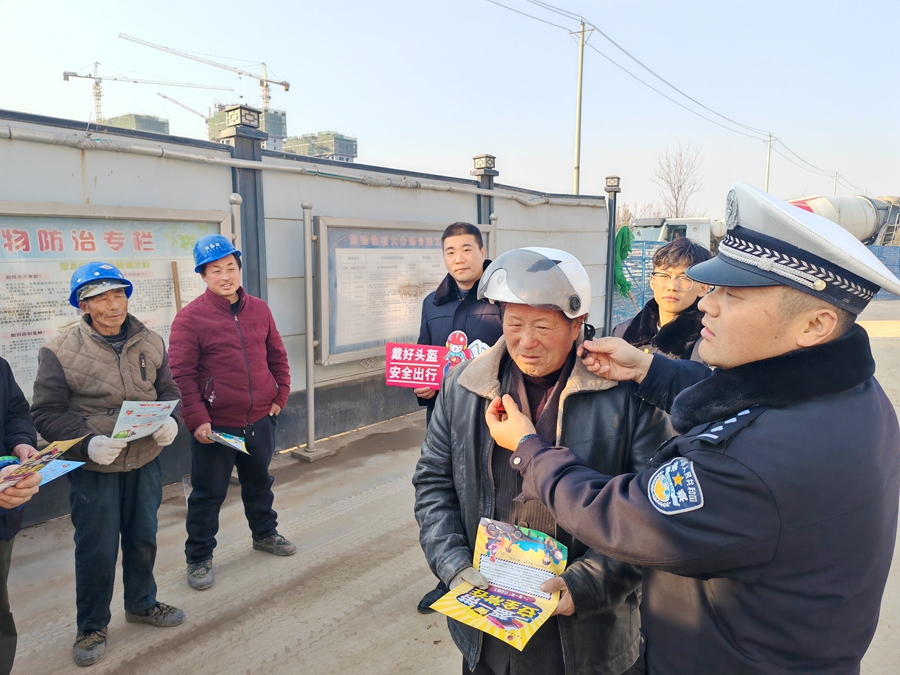 大荔公安交警进辖区货运企业开展交通安全宣传活动. 大荔公安交警进辖区货运企业开展交通安全宣传活动.