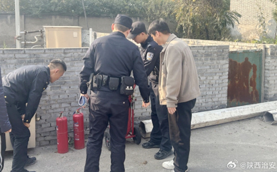 韩城桑树坪派出所深入辖区加油站开展安全检查工作。 韩城桑树坪派出所深入辖区加油站开展安全检查工作。