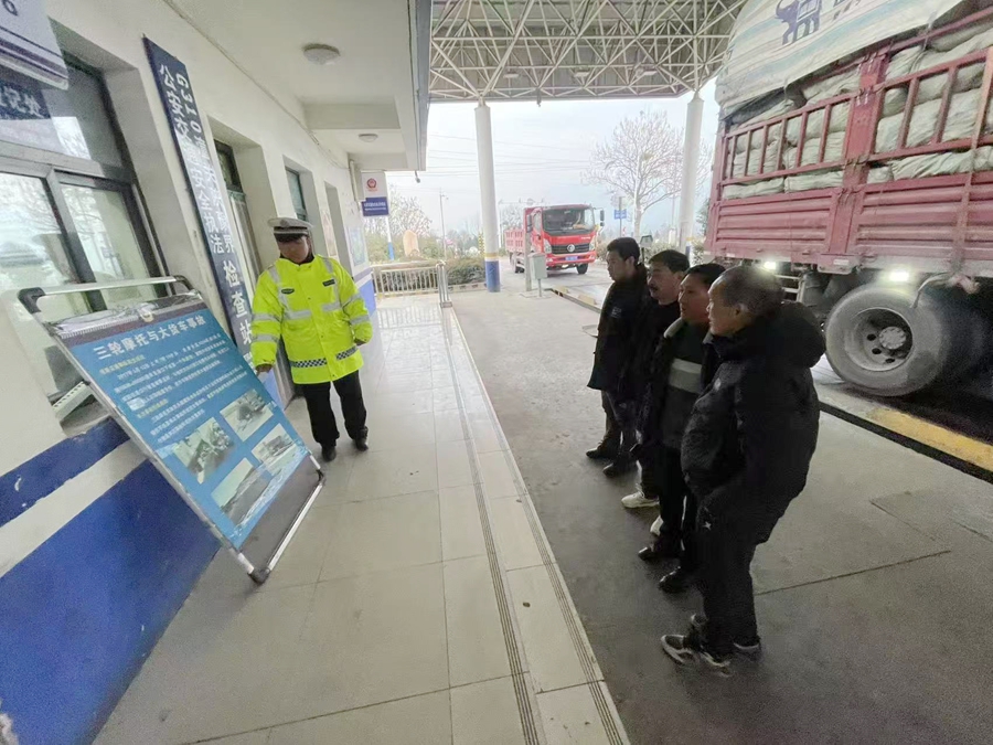 潼关交警利用“马路课堂”开展交通安全宣传。 潼关交警利用“马路课堂”开展交通安全宣传。