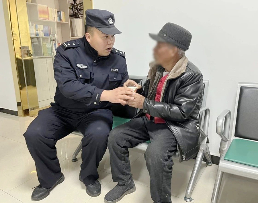 合阳公安暖心救助走失老人。 合阳公安暖心救助走失老人。