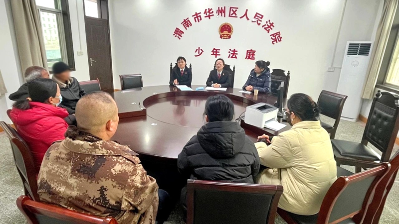 华州区法院开展未成年人家庭教育指导活动。 华州区法院开展未成年人家庭教育指导活动。