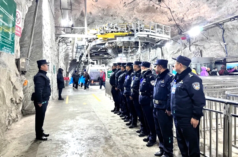 华阴公安开展全覆盖、拉网式安全隐患排查。 华阴公安开展全覆盖、拉网式安全隐患排查。