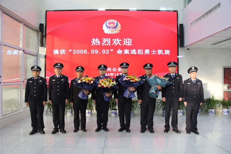 潼关县公安局举行欢迎仪式,机关全体民辅警整装列队,欢迎赴云南省红河州追逃专案组民警凯旋。 潼关县公安局举行欢迎仪式,机关全体民辅警整装列队,欢迎赴云南省红河州追逃专案组民警凯旋。