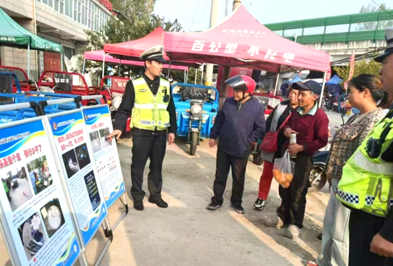 华州公安交警进集会开展冬季交通安全宣传活动。 华州公安交警进集会开展冬季交通安全宣传活动。
