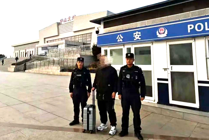 华阴公安巡特警助力游客找回遗落行李箱。 华阴公安巡特警助力游客找回遗落行李箱。