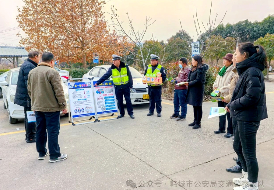 韩城公安交警走进驾校开展冬季交通安全宣传活动. 韩城公安交警走进驾校开展冬季交通安全宣传活动.