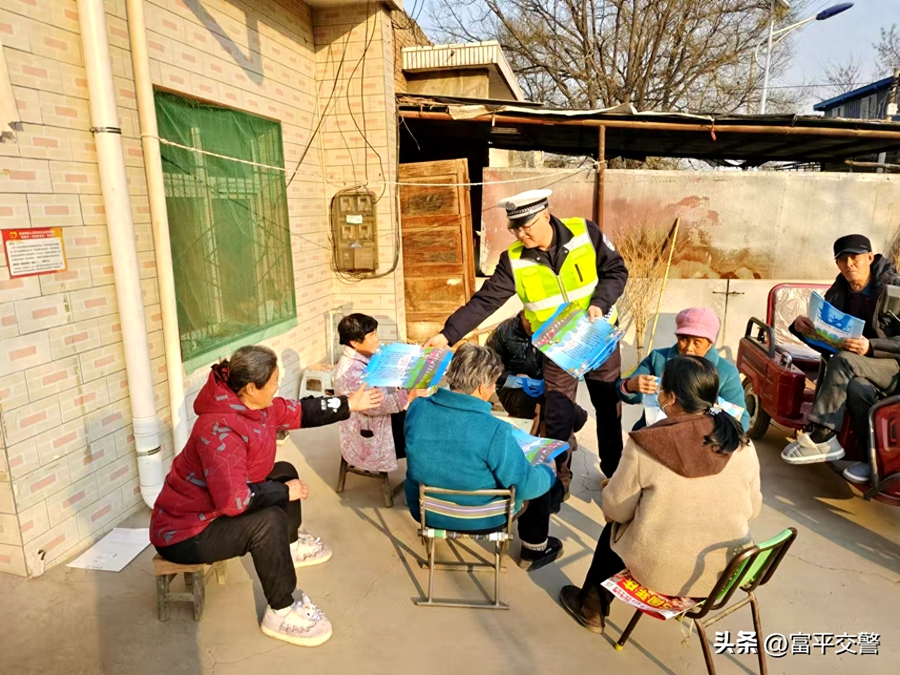 富平交警走进辖区农村、企业开展“一盔一带”宣传活动。 富平交警走进辖区农村、企业开展“一盔一带”宣传活动。