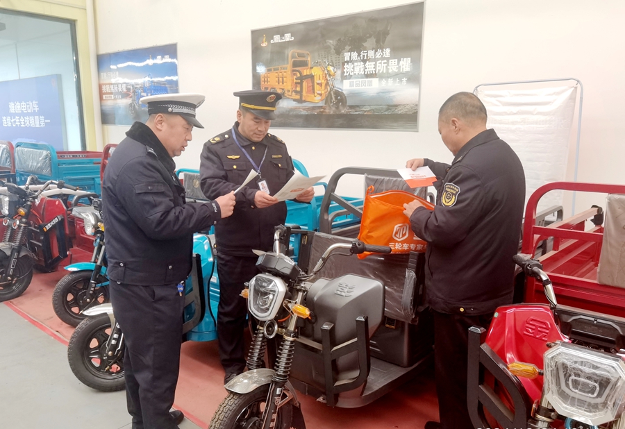 大荔公安交警开展“货车非法改装、电动车非法销售”专项治理活动. 大荔公安交警开展“货车非法改装、电动车非法销售”专项治理活动.