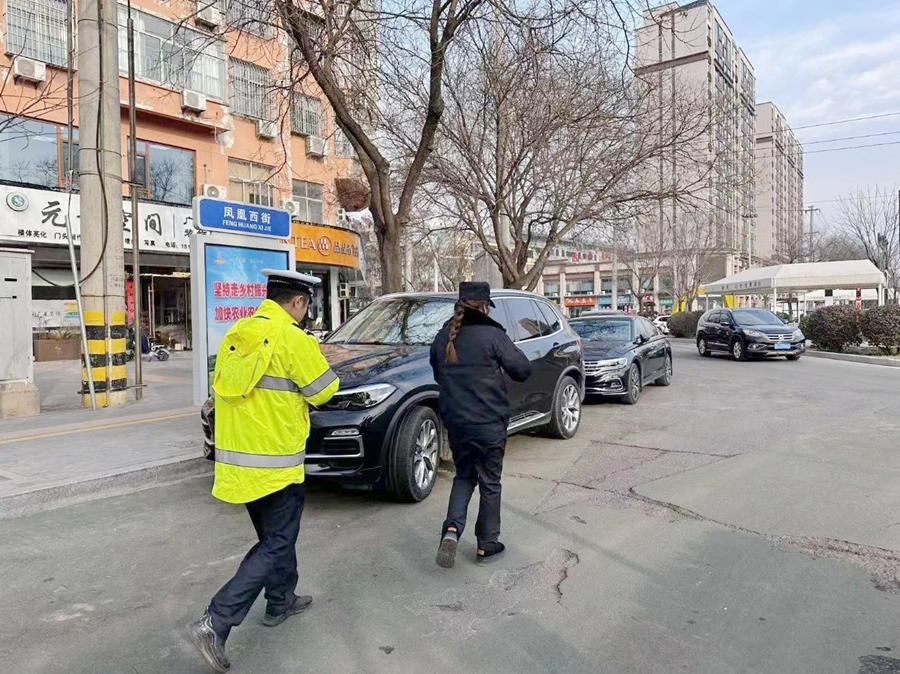 合阳县公安局交警大队联合城管部门对城区乱停乱放违法突出问题进行专项整治。 合阳县公安局交警大队联合城管部门对城区乱停乱放违法突出问题进行专项整治。