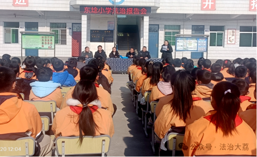 大荔县司法局埝桥司法所邀请法律顾问郭萌辉走进东埝小学开展法治宣传活动。 大荔县司法局埝桥司法所邀请法律顾问郭萌辉走进东埝小学开展法治宣传活动。