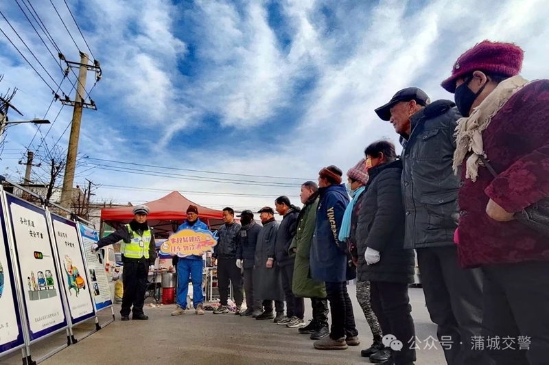 蒲城公安交警借集会开展“千村宣教”主题活动。