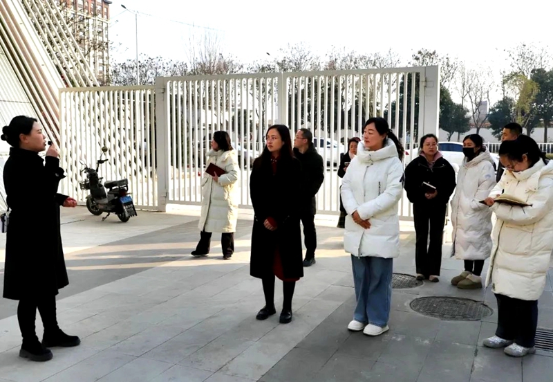 潼关法院干警实地走访房地产企业。