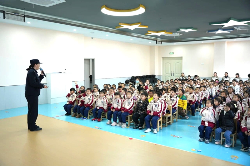 华州公安杏林派出所民警走进华州区第二幼儿园开展“警察进课堂”活动。