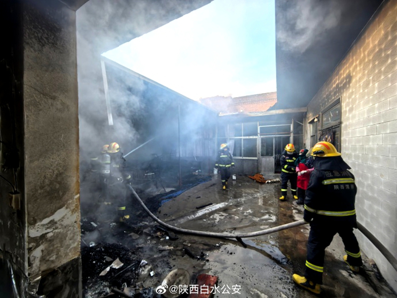 白水民警与消防员携手灭火。