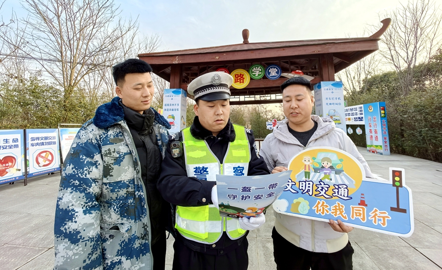 蒲城交警依托兴镇执法检查站开展冬季交通安全宣传教育。