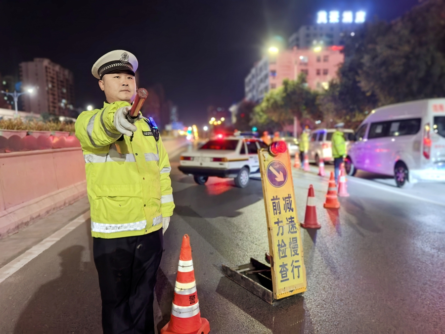 高新交警大队开展周末夜查统一行动。