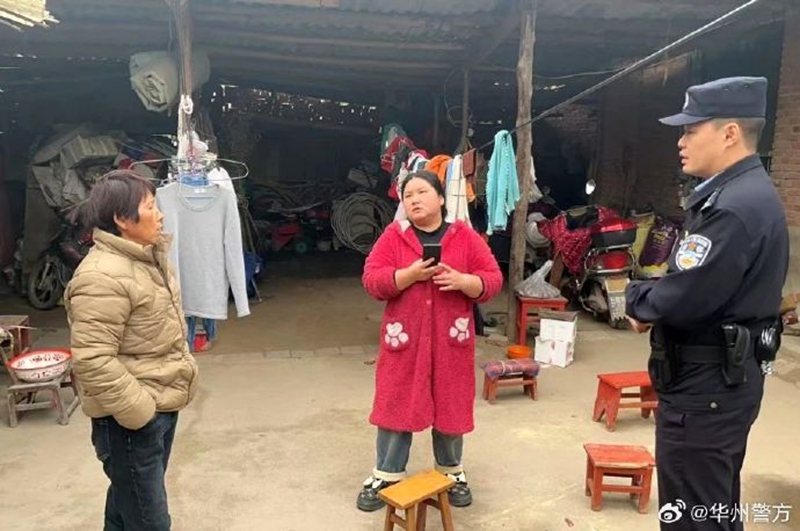 华州公安莲花寺派出所民警深入辖区娱乐场所、宾馆、旅店、加油站等重点场所开展“地毯式”排查。