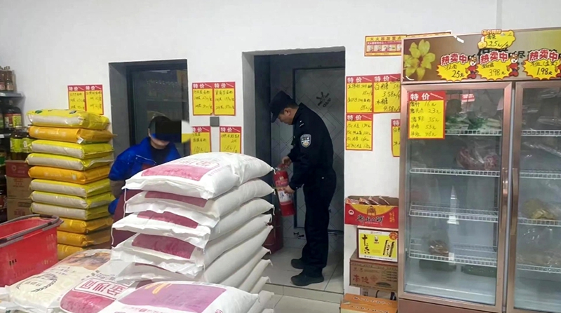 华阴公安桃下派出所开启冬日守护模式。