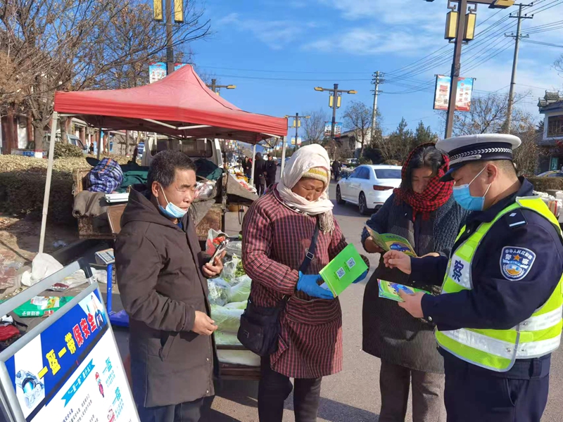 韩城公安交警进集市开展冬季交通安全宣传活动。