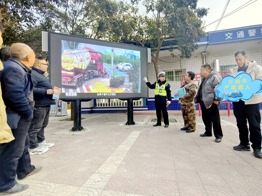 蒲城公安交警节前发挥执法检查站阵地作用开展冬季交通安全宣传。