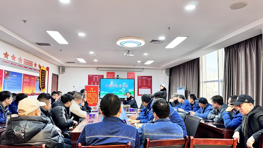 潼关交警开展以“交通安全进企业”为主题的交通安全宣传活动。
