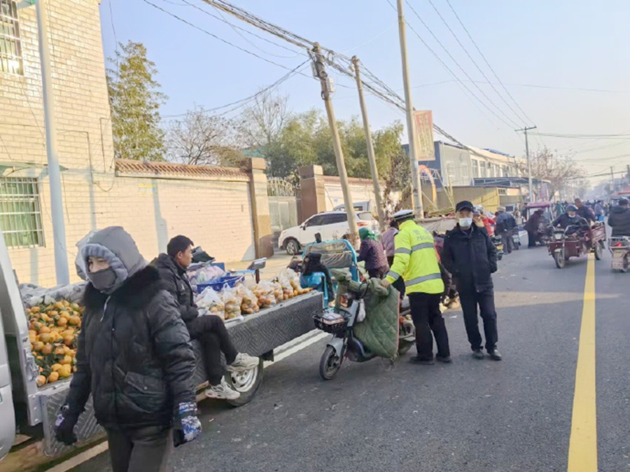华州交警前往辖区集市开展道路交通安全宣传活动。