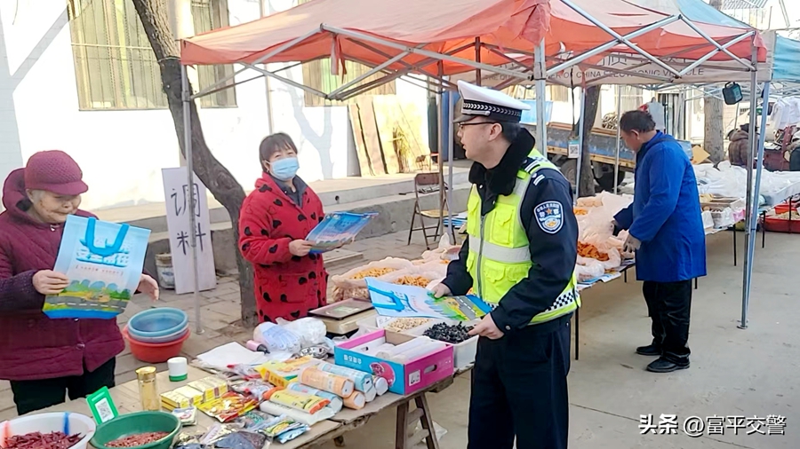 富平交警在辖区农村街道集会开展安全宣传工作。