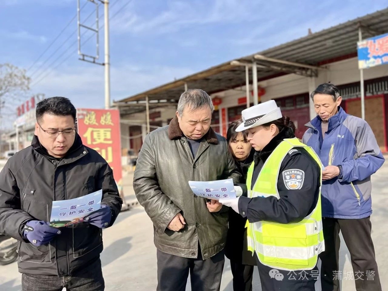 蒲城公安交警开展交通安全警示教育。