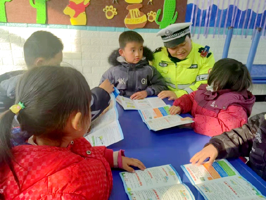 华州交警走进学校开展“大手牵小手，共筑平安路”为主题交通安全教育活动。
