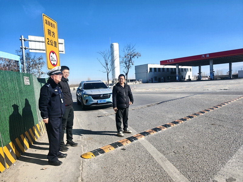 华州公安交警联合多部门开展隐患治理路段“回头看”工作。