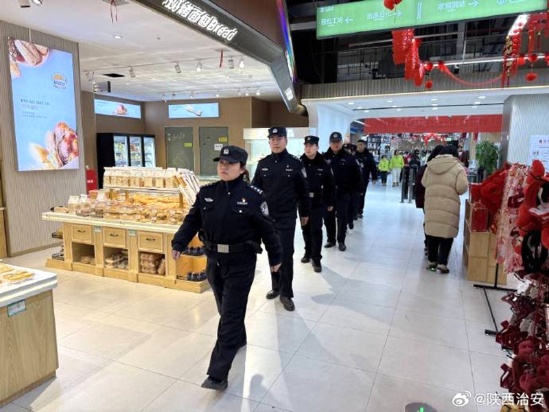 韩城公安新城派出所在辖区商场、公园、夜市等人员聚集区域巡逻。