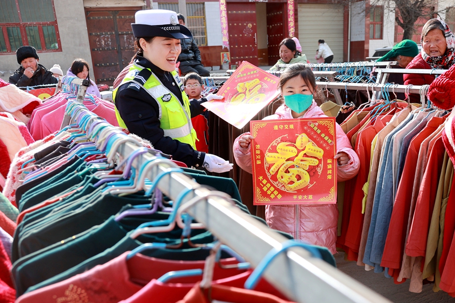大荔公安交警迎新春赶大集送“福”添平安。