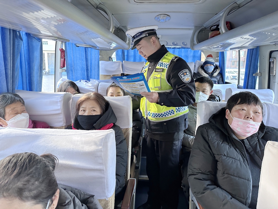 渭南高速交警进客运站开展交通安全宣传活动。