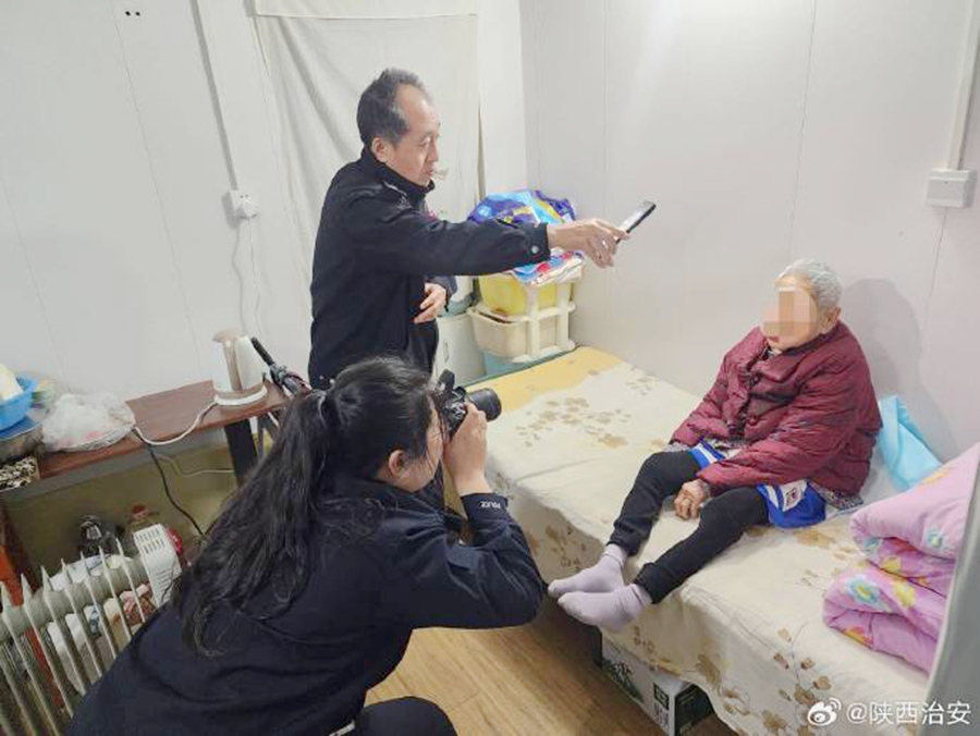 韩城公安上门为行动不便的老人办证。