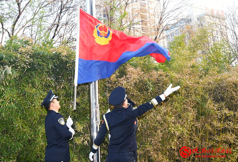 1月10日，渭南市公安局交警支队举行升警旗宣誓仪式。记者 郝豆 摄