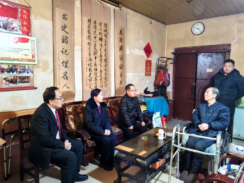 富平县人民法院开展春节前慰问军人军属活动。