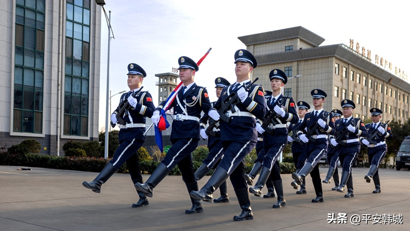 韩城市公安局举行升警旗仪式。