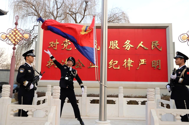 华州公安举行庆祝中国人民警察节升警旗仪式。